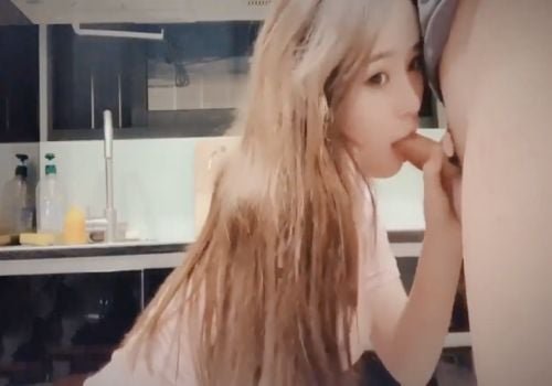 น้องสาวค้นพบพี่ชายของเธอมองดูภาพเปลือยของเธอ