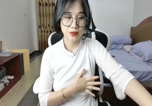 คริสต์มาสอีฟแฟนสาวของเขาตื่นเต้นมากในห้องมืด