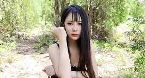 นำหีของคู่รักที่สวยงามขึ้นไปด้านบน