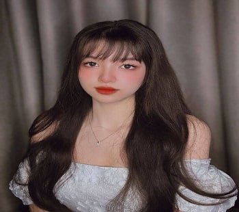 น้องสาวที่สวยงามแสดงเสน่ห์ของเธอในทุกช่วงเวลา
