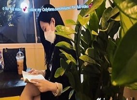 ชายหนุ่มบดหน้าอกใหญ่สองตัวของเขา